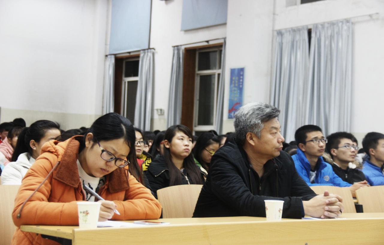 学院党委副书记刘雨录、辅导员徐菁聆听报告