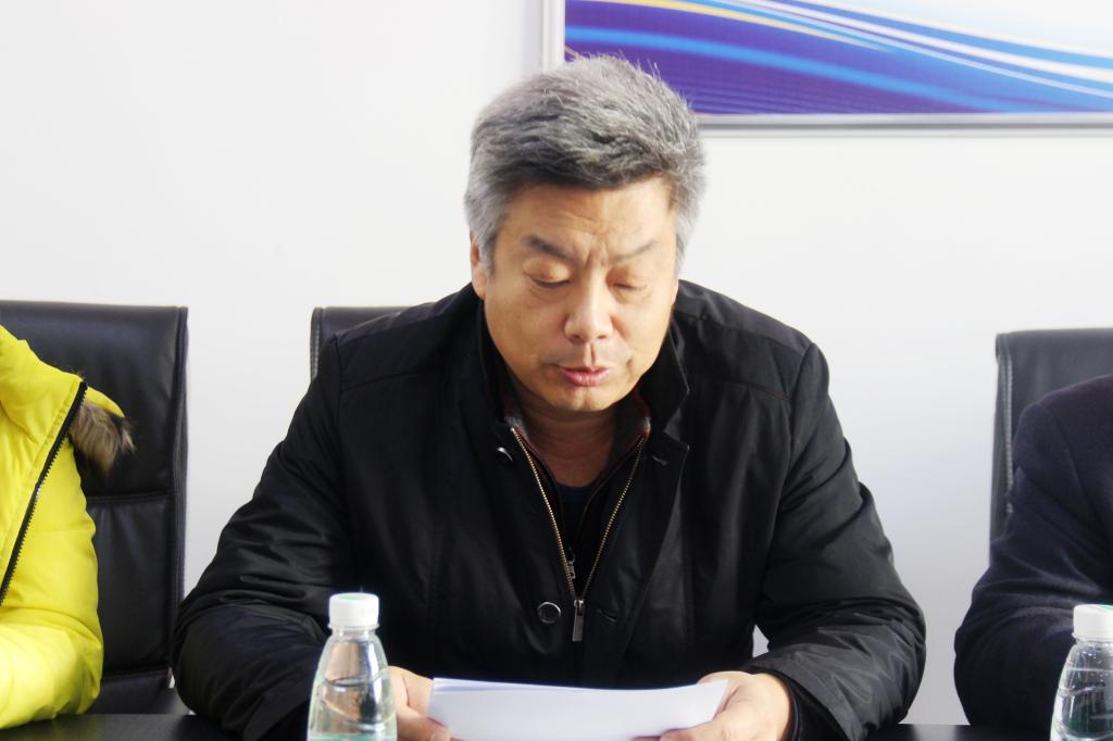 我院党委副书记刘雨录老师宣读《XK星空体育化工学院路玉奇助学金实施办法》并宣受助学生名单