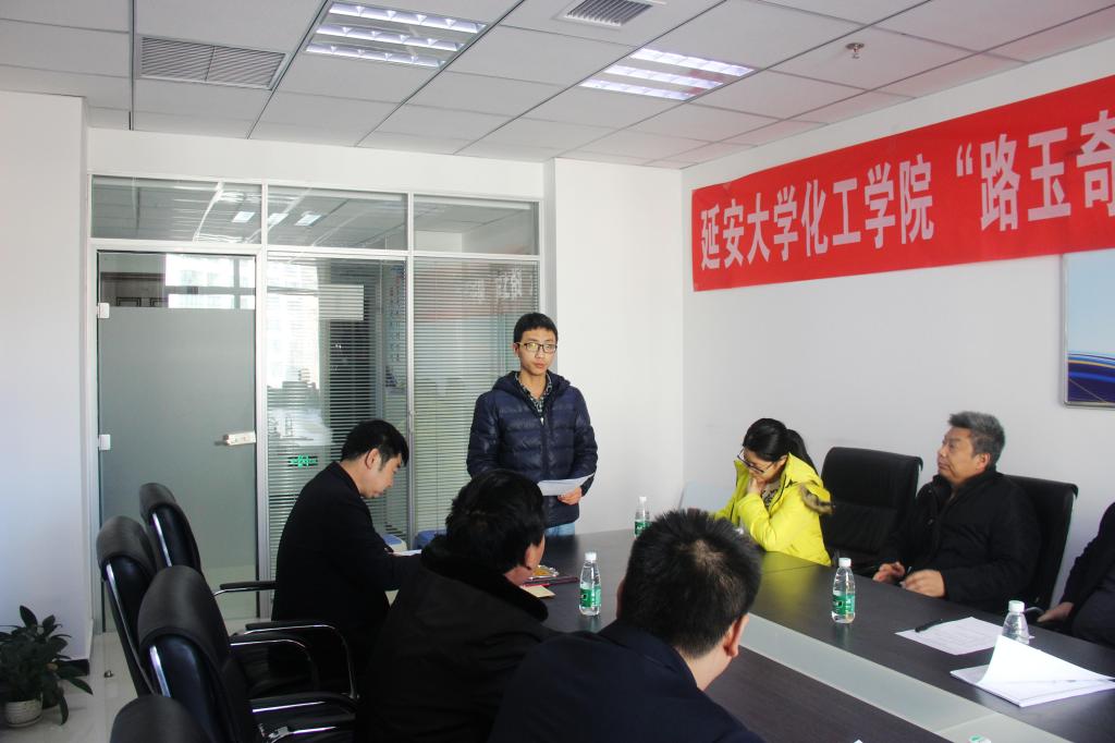 张弛代表受助学生作表态发言