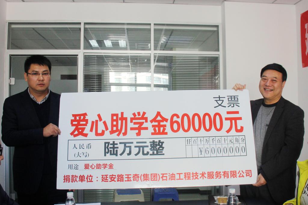 刘铮经理与星空宣传部副部长袁广斌互赠纪念品