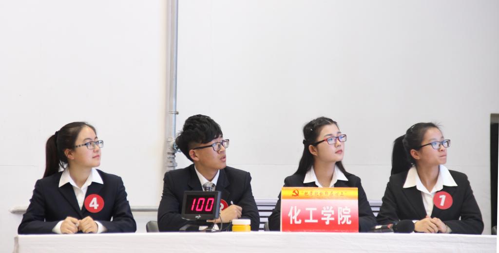 我院代表队认真答题中